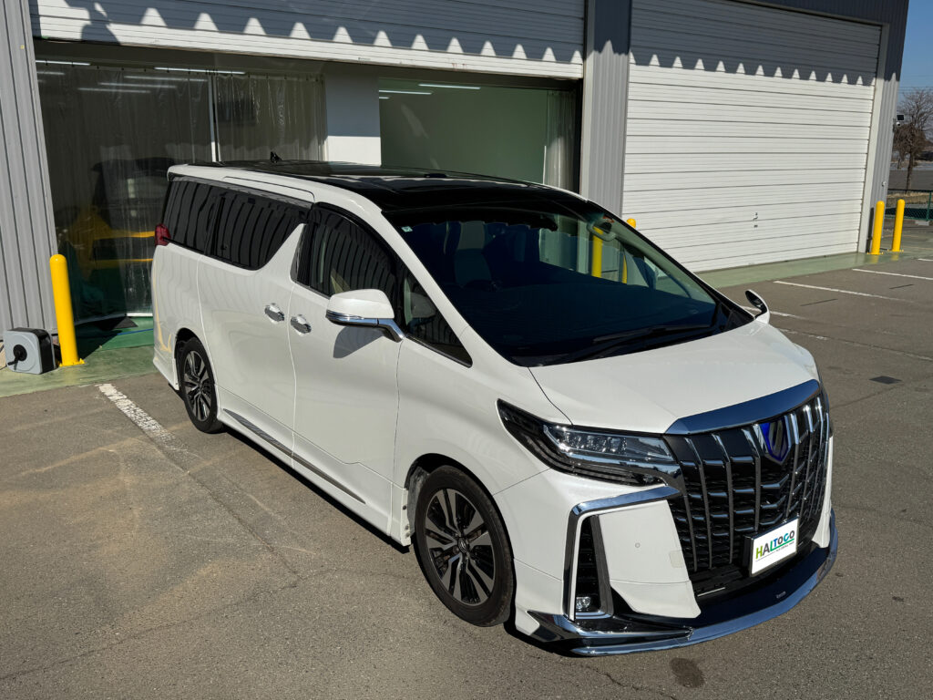 ルーフをブラックラッピングした白いトヨタ アルファードの完成車両
