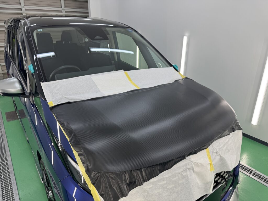 日産セレナのボンネットに3Mカーボンラッピングフィルムを施工している様子