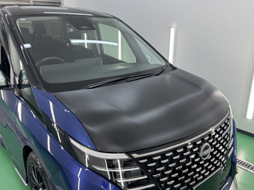 3Mカーボンラッピング施工後の日産セレナのボンネット