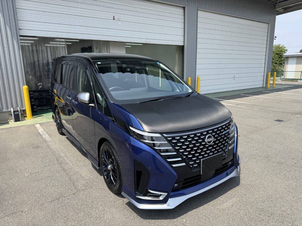 ボンネットをカーボンラッピングした日産セレナの完成車両
