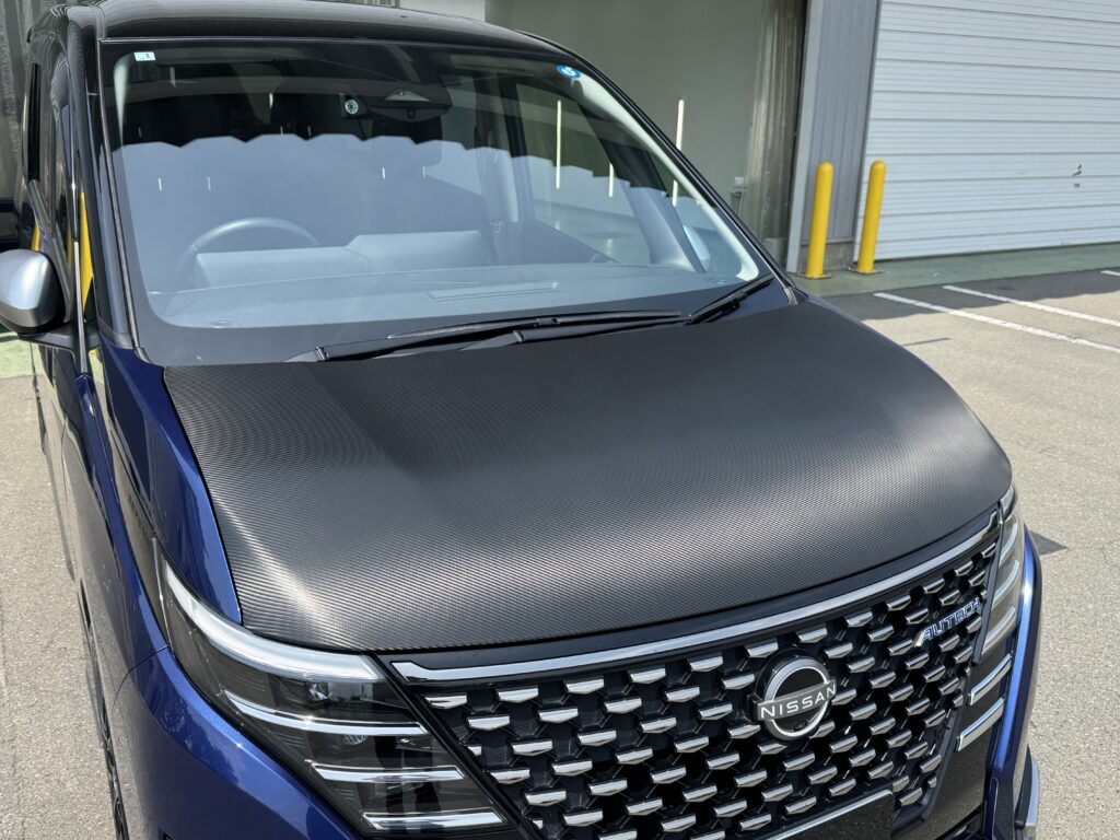 日産セレナのボンネットに施工した3Mカーボンラッピングの仕上がり