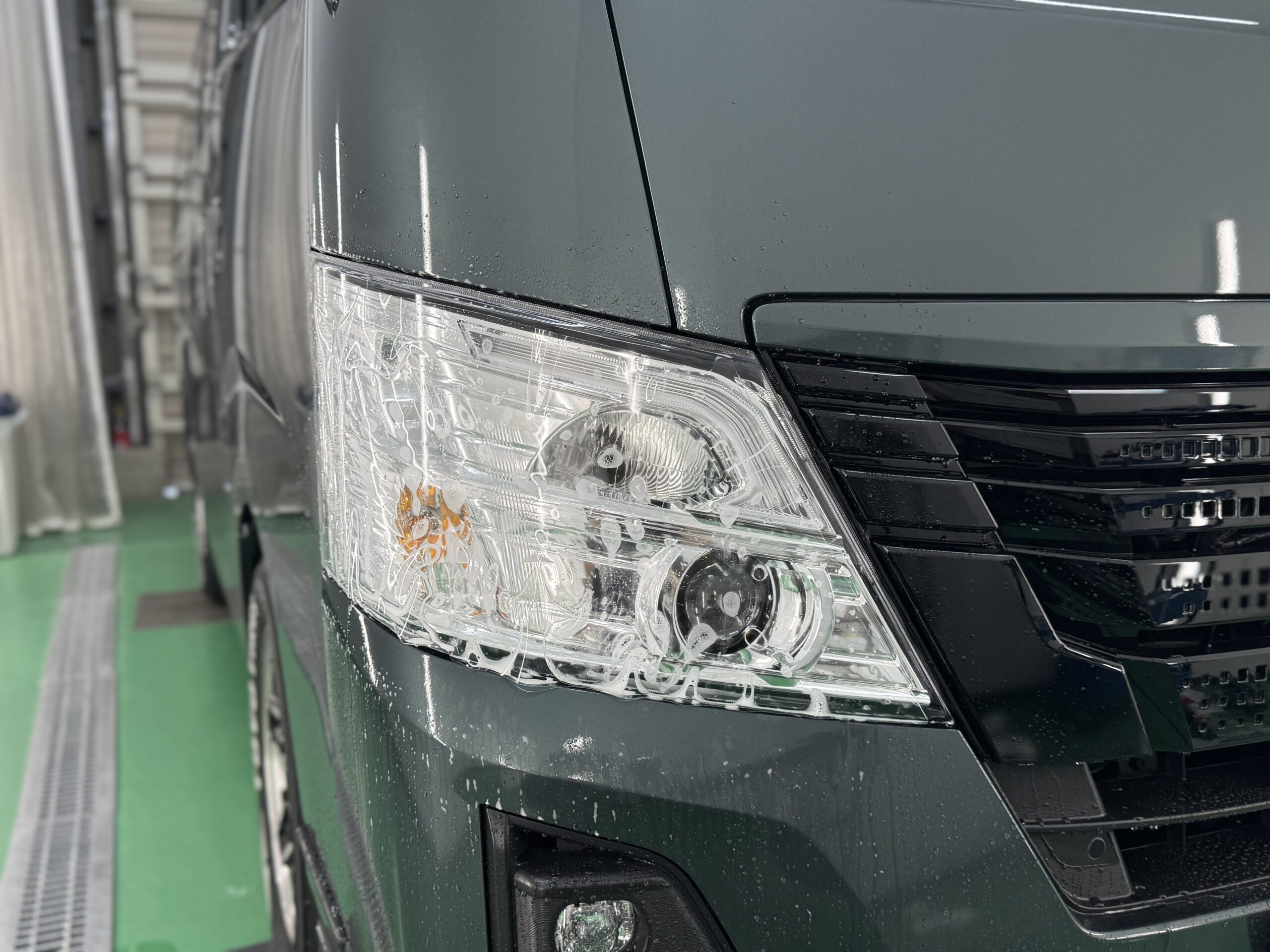 日産 キャラバン ヘッドライトPPF施工中のフィルム位置合わせ