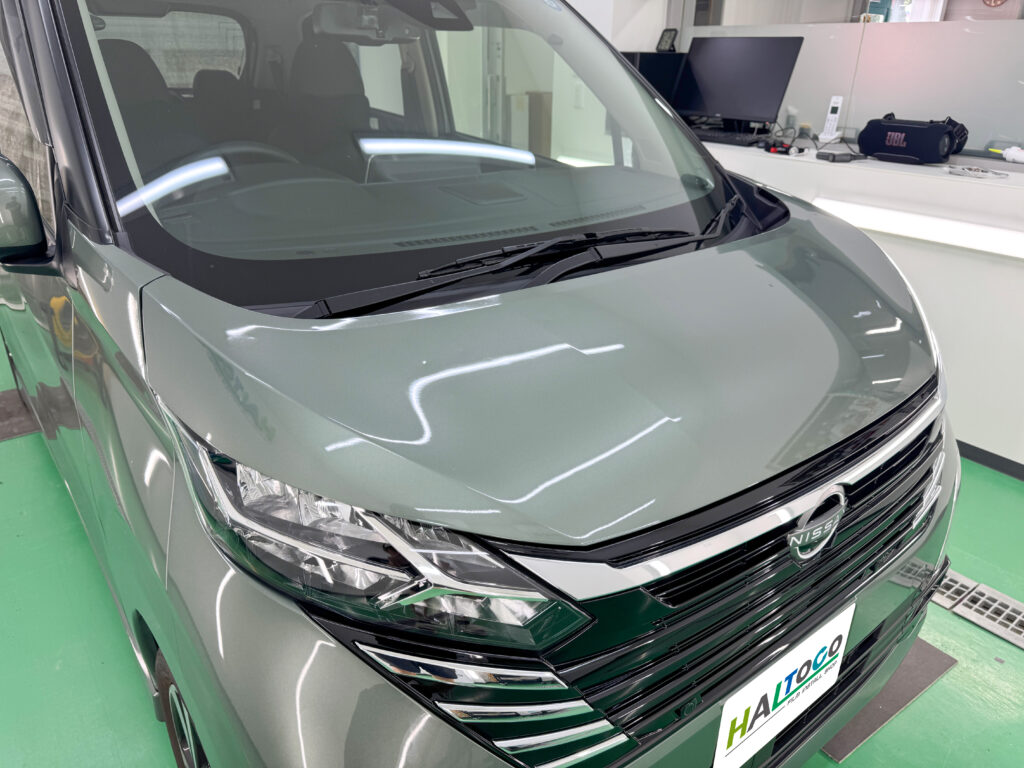 雹害でボンネットに凹みができた日産デイズの施工前