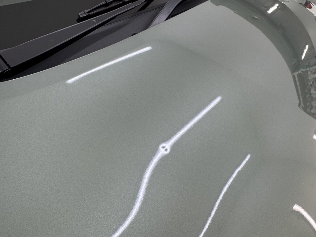 雹害による日産デイズのボンネットの凹みを確認した施工前の様子