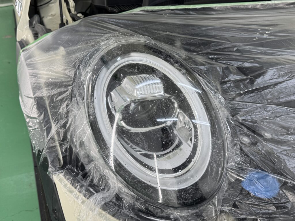 MINI COOPER S 丸型ヘッドライトへのPPF施工中