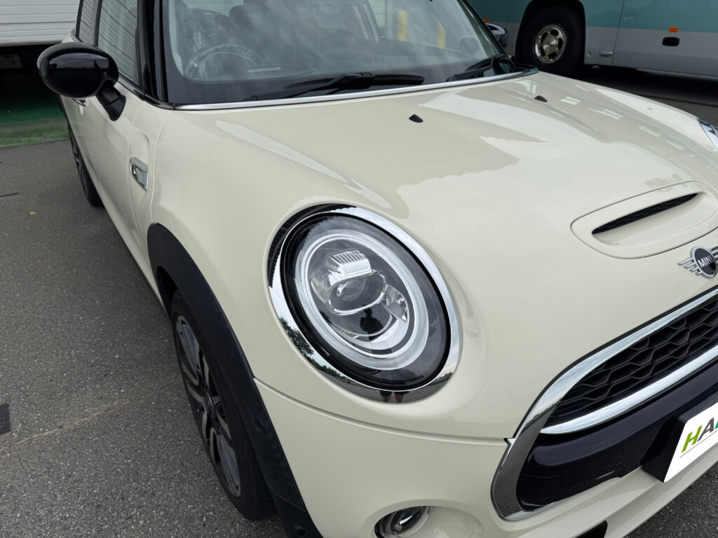 プロテクションフィルム施工前のMINI COOPER Sヘッドライト
