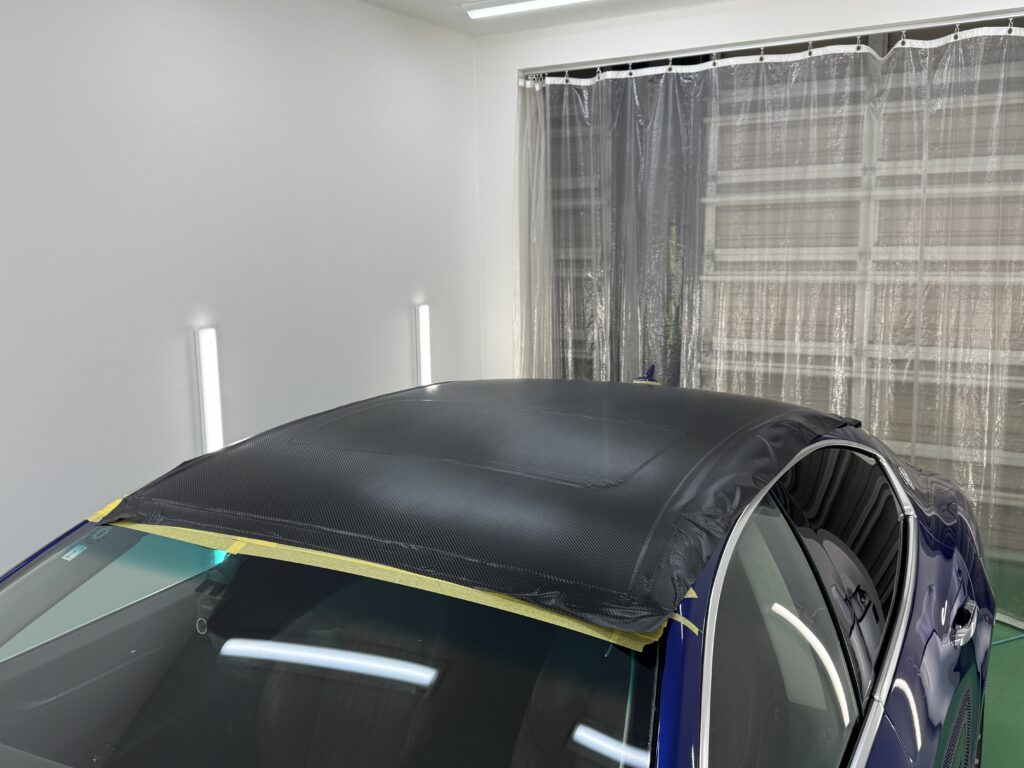 マセラティ ギブリのルーフへ3M CFS12カーボン調フィルムを施工中