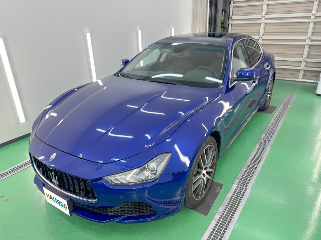 ルーフをカーボン調にラッピングしたマセラティ ギブリの完成車