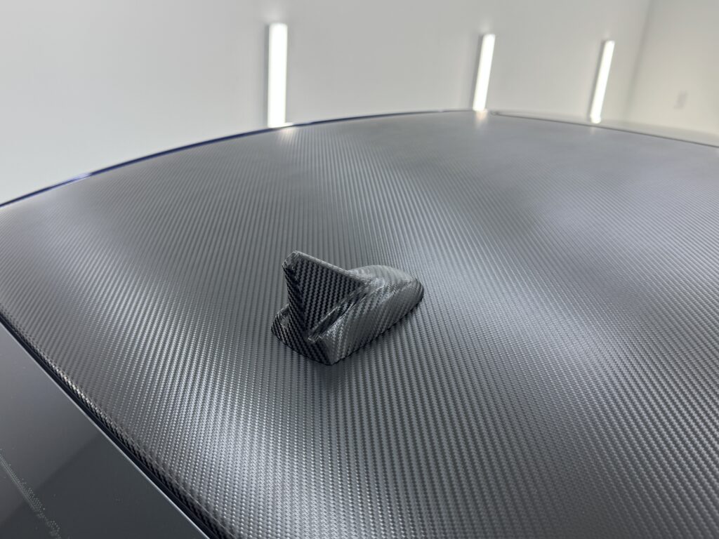 マセラティ ギブリのルーフへ3M CFS12カーボン調フィルムを施工中