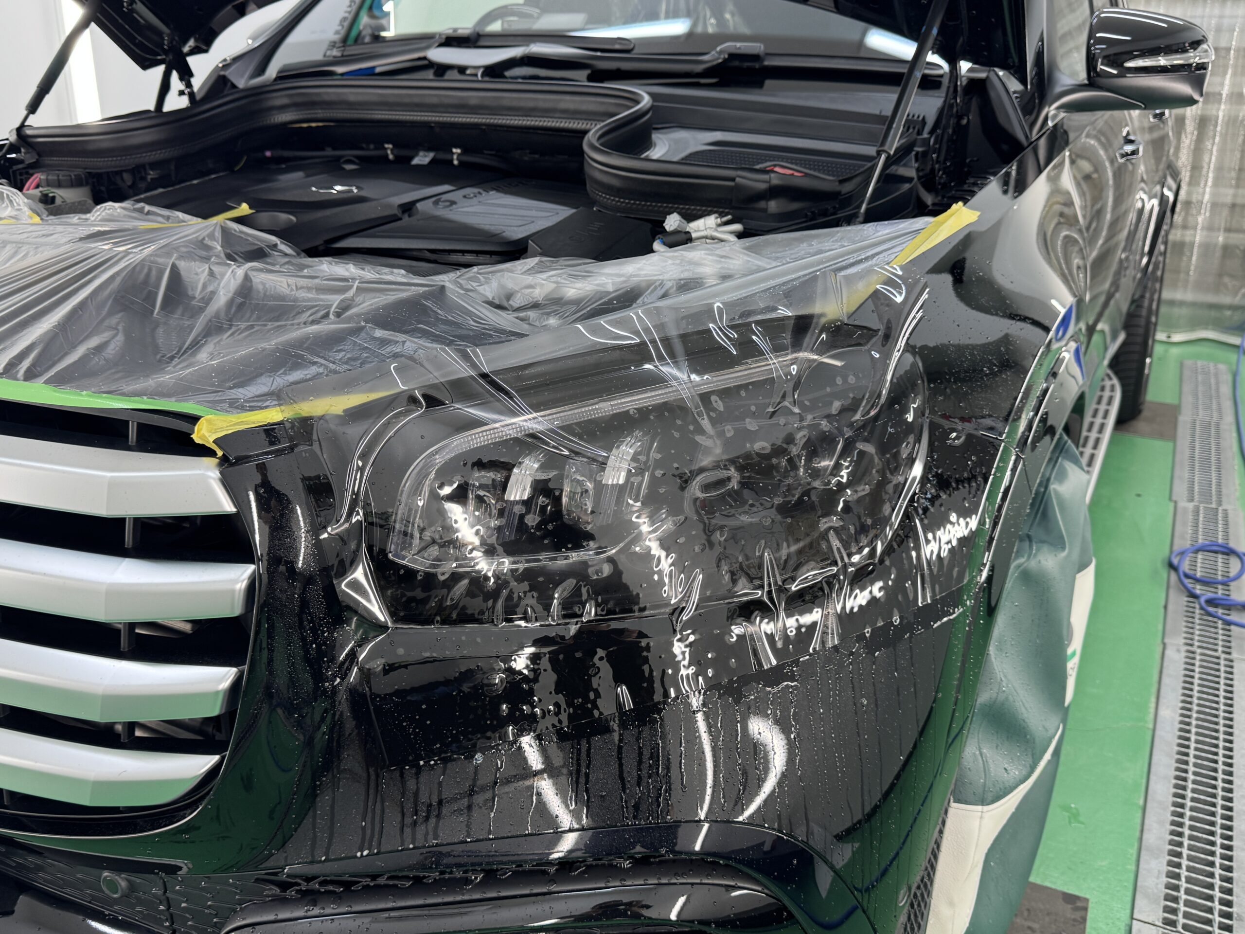 メルセデス・ベンツ GLS450d ヘッドライトにスモークPPFを施工中