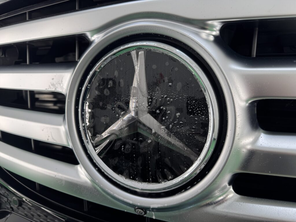 GLS450d フロントエンブレムにスモークPPFを施工中