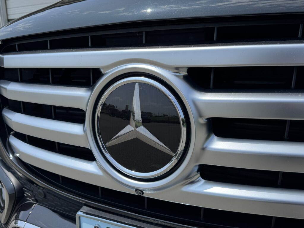 GLS450d フロントエンブレム BLACK GRAY施工後