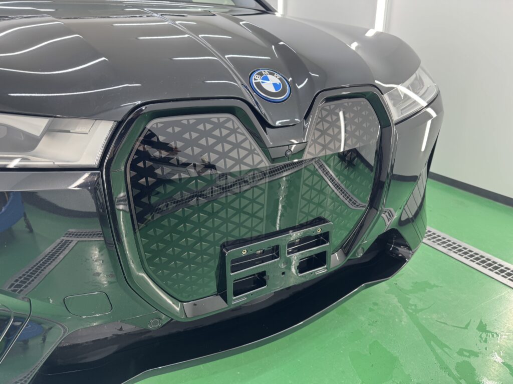 BMW iX フロントグリル スモークプロテクションフィルム施工後