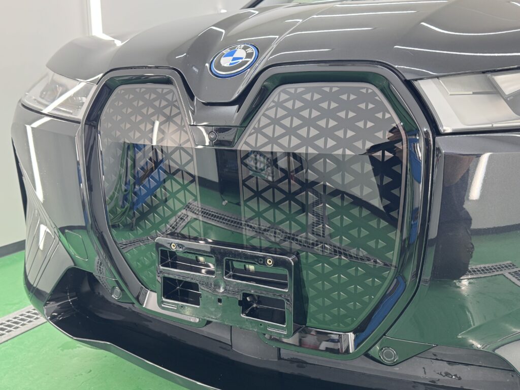 BMW iX スモークPPF施工後のフロントグリル