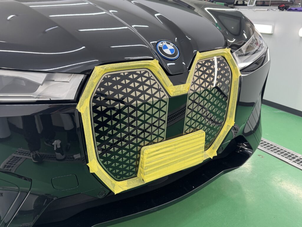BMW iX フロントグリル スモークPPF施工前