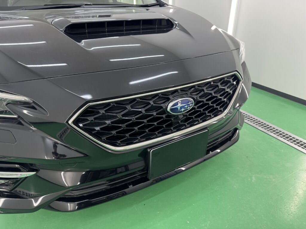 ブラックアウト施工前のスバル レヴォーグ フロントグリルのメッキモール