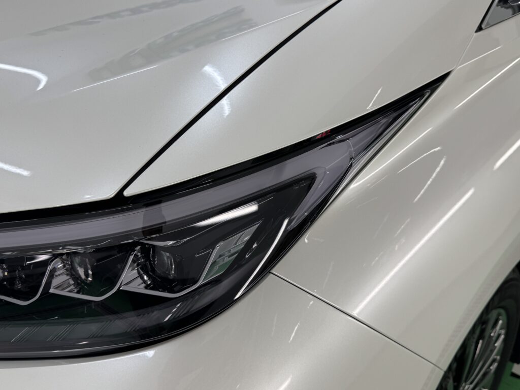 ブラックヴァイオレットPPFを施工したLM500hヘッドライト先端部