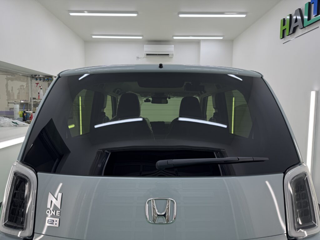 ホンダ N-ONE リアガラス 遮熱スモークフィルム施工前