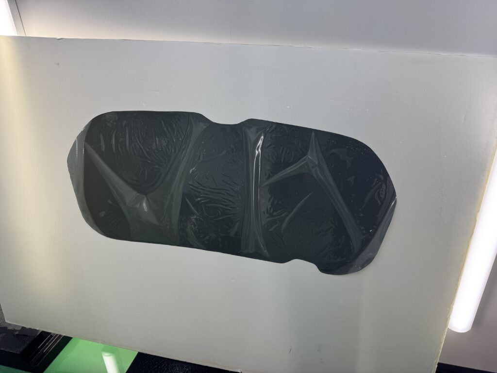 ホンダ N-ONE リアガラス用に熱成形したスモーク遮熱フィルム