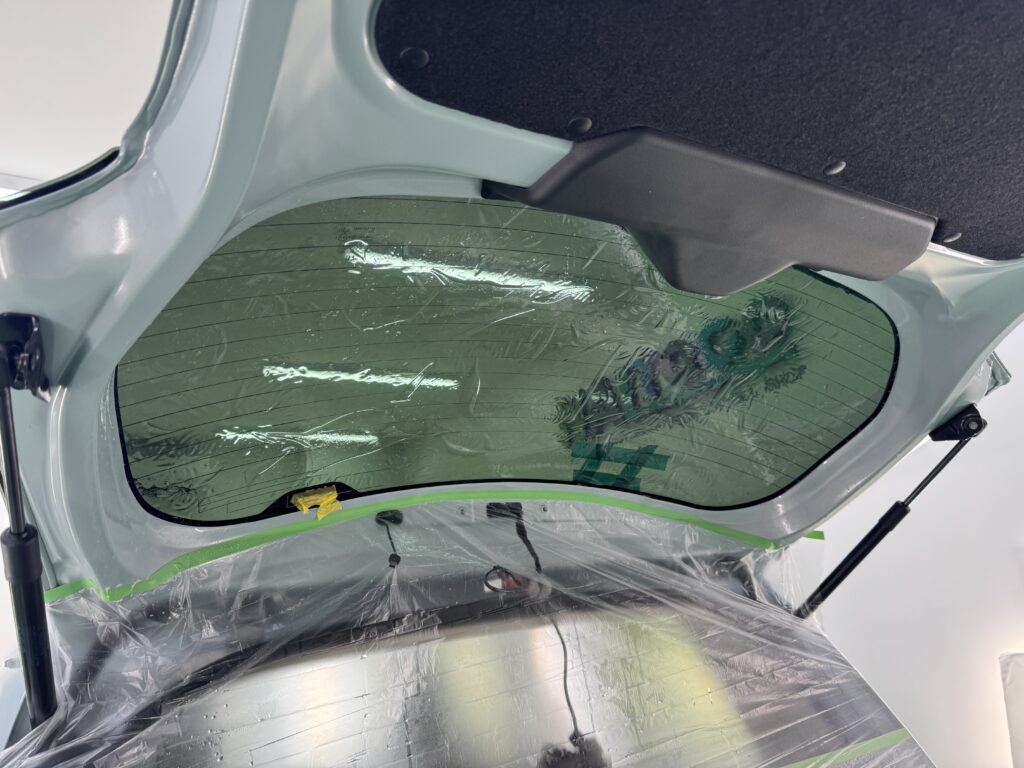 ホンダ N-ONE リアガラス スモーク遮熱フィルム施工中