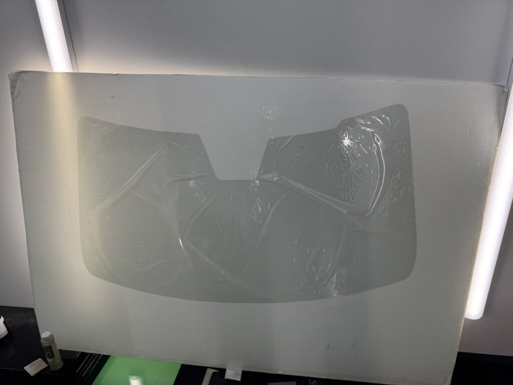 ホンダ N-ONE フロントガラス用に熱成形した透明遮熱フィルム