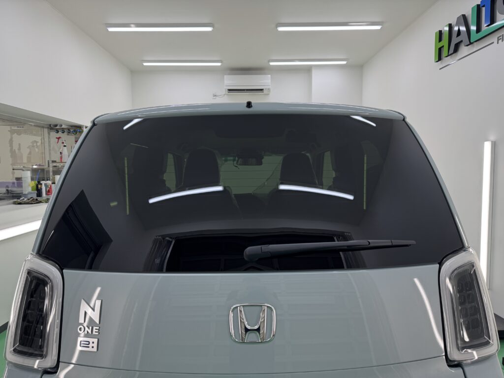 ホンダ N-ONE リアガラス 遮熱スモークフィルム施工後の外観