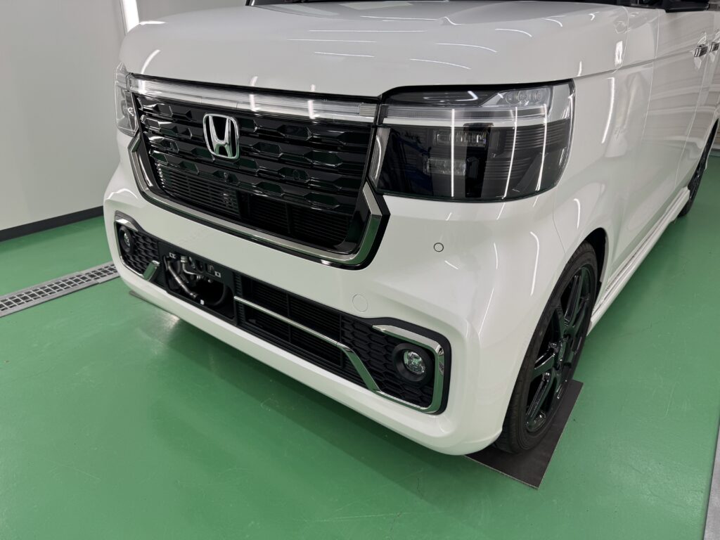 ホンダ N-BOXのフロントバンパーへのプロテクションフィルム施工完成