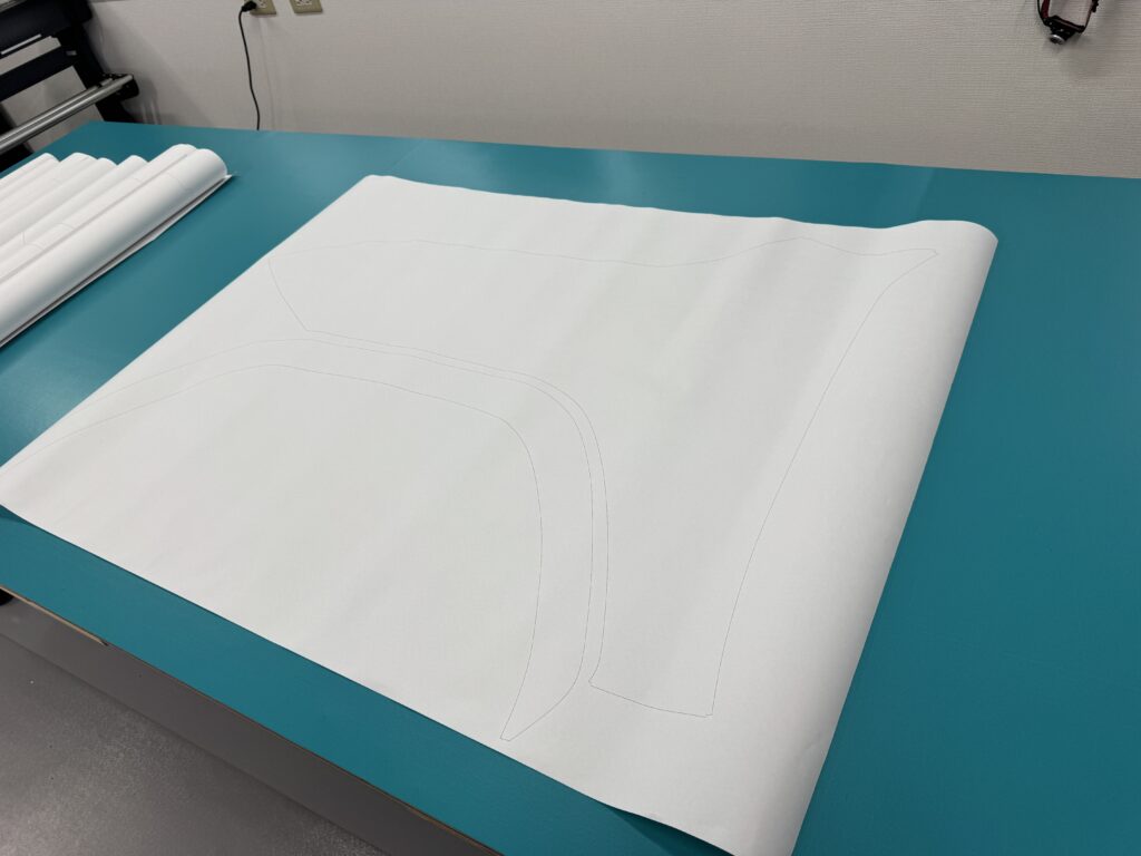 レクサスLX700h用PPFのプレカットデータをロール紙へペン描画する工程