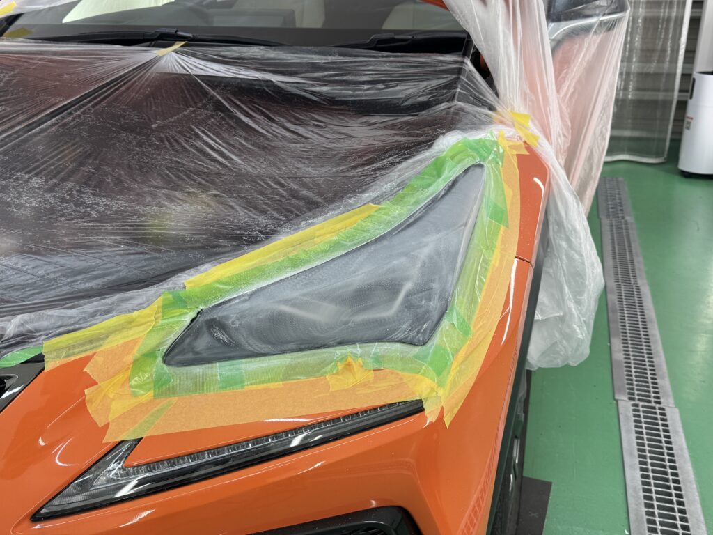LEXUS NX300 ヘッドライトリペアで劣化したハードコートを研磨する様子