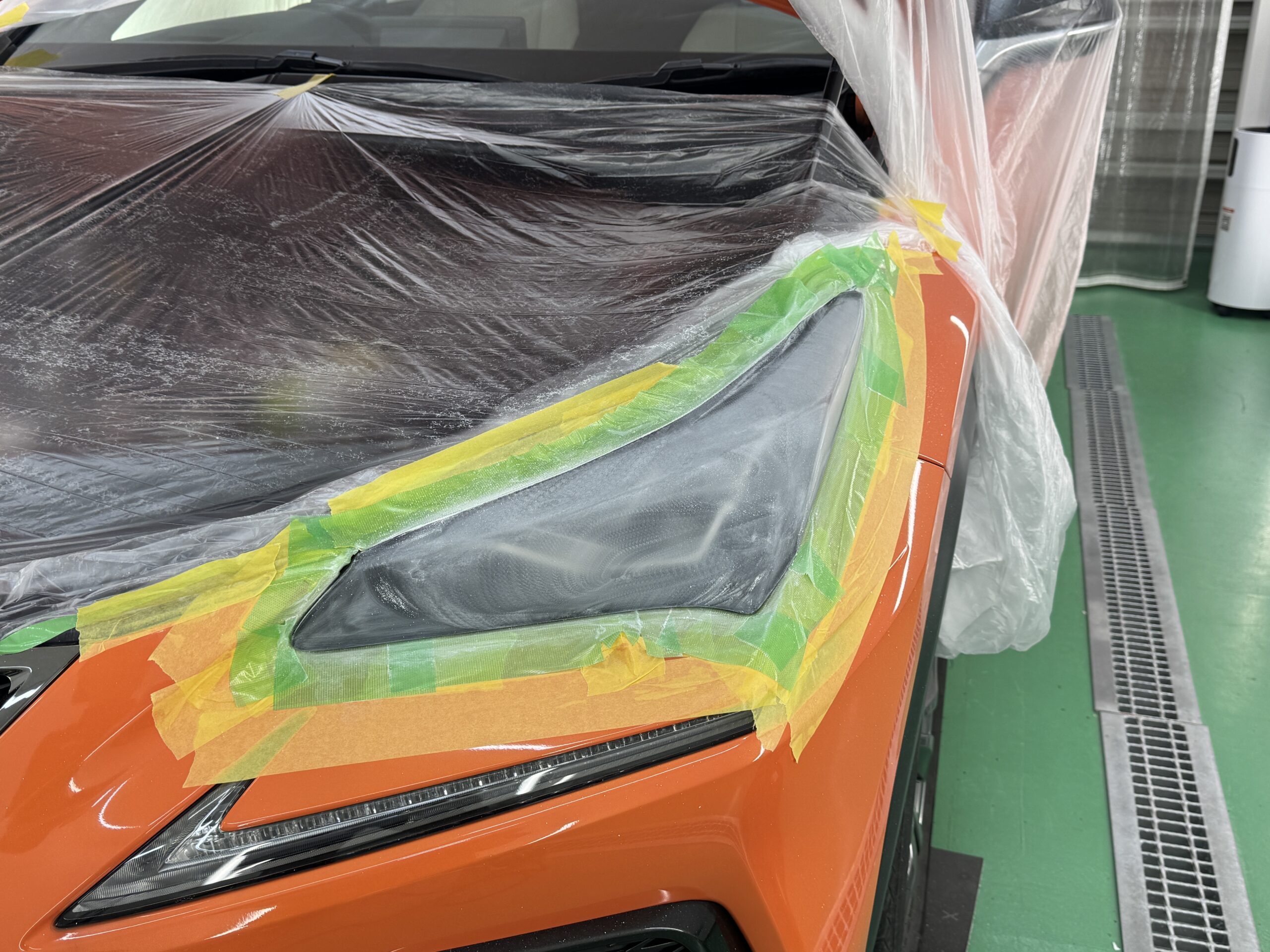 LEXUS NX300 ヘッドライトリペアで劣化したハードコートを研磨する様子