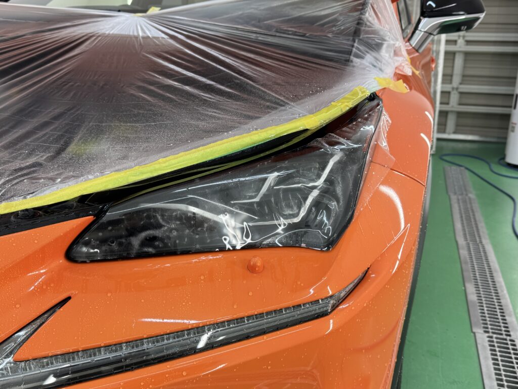 LEXUS NX300 ヘッドライトにGLOBALクリアPPFを施工する様子