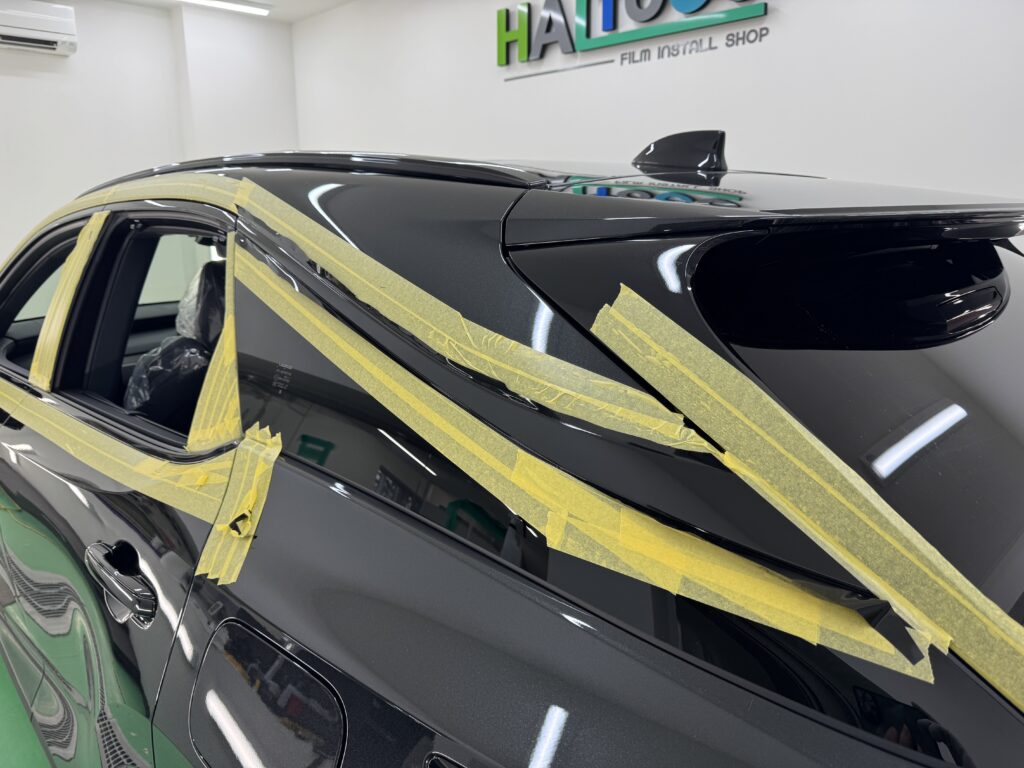 レクサスRX350 ウィンドウモールを養生してブラックアウトラッピング施工中