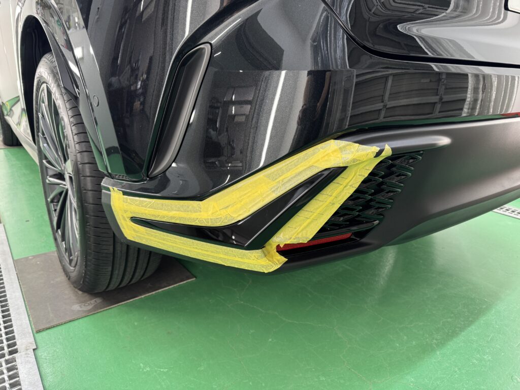 レクサスRX350 リアバンパーガーニッシュをブラックアウトラッピング施工中