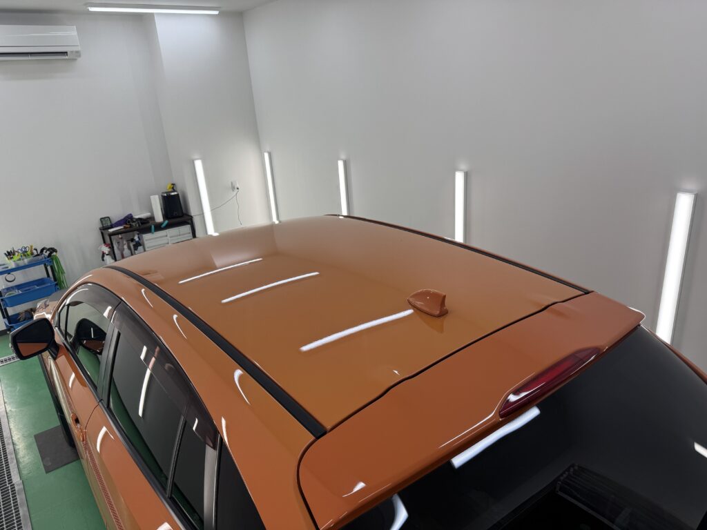 スバルXV ルーフラッピング施工前のオレンジルーフ
