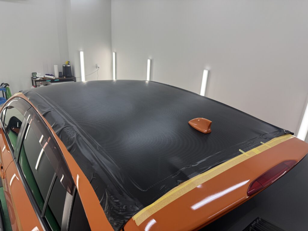 スバルXVのルーフに3Mカーボンフィルムを施工中