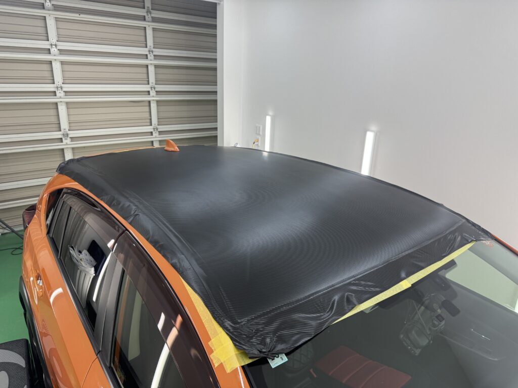 スバルXVのルーフに3Mカーボンフィルムを施工中