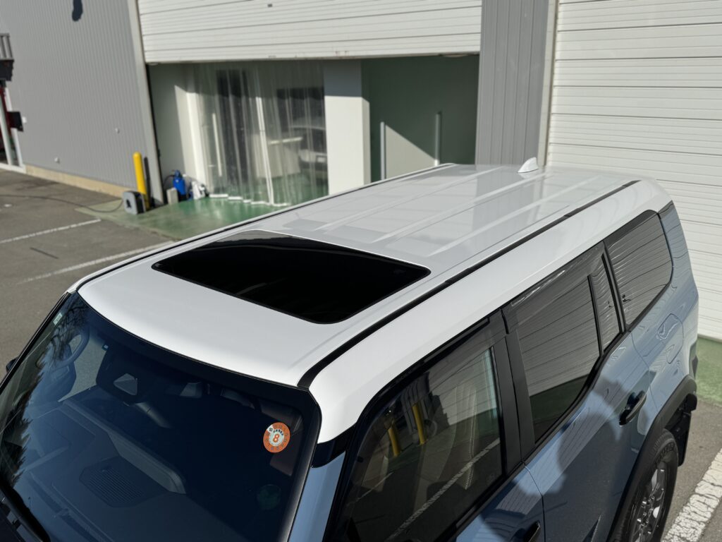 3M 2080-G10グロスホワイトで施工したランドクルーザー250のルーフ全体の完成状態