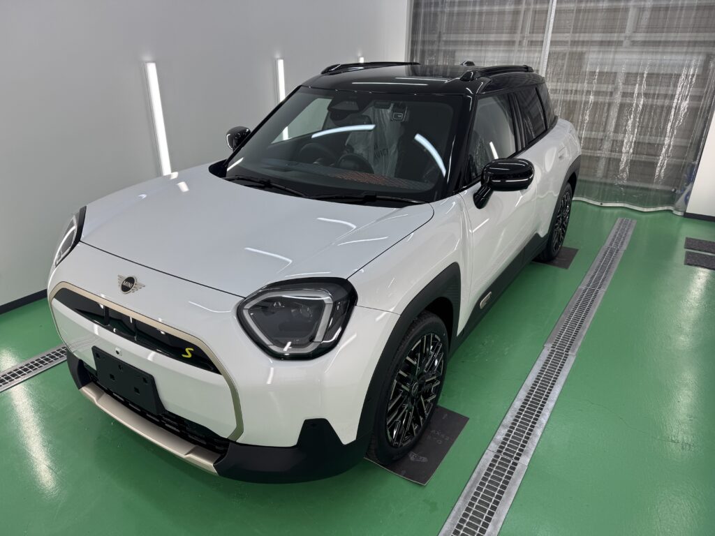 MINI エースマン J05の施工前のフロント側、ブラックルーフとブラックのドアミラー
