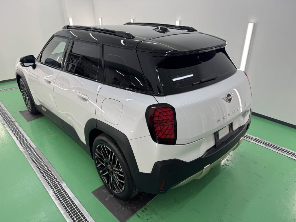 MINI エースマン J05の施工前のリア側、ブラックルーフとルーフレールの状態