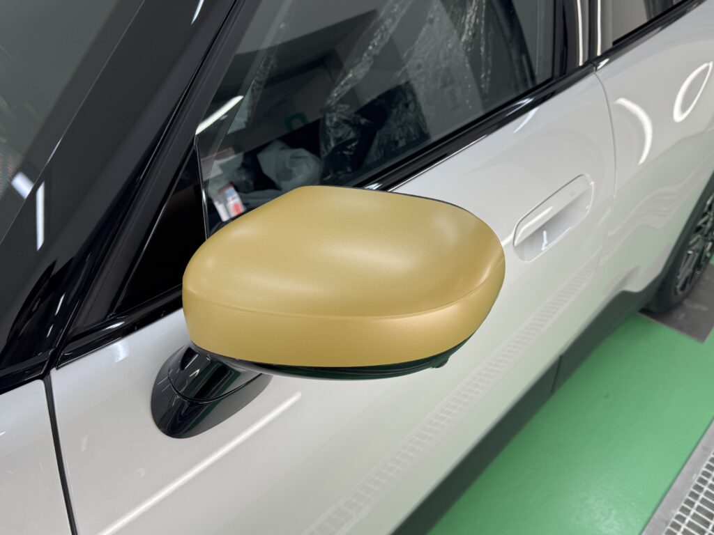 MINI エースマン J05のマットゴールドにラッピングしたドアミラーの完成状態