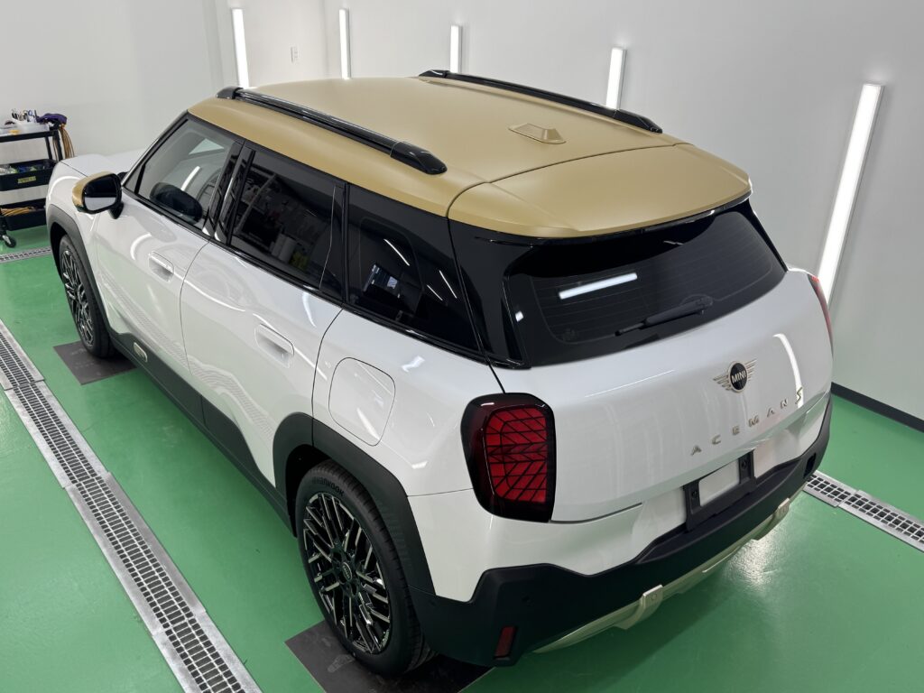 ルーフとドアミラーをマットゴールドにラッピングしたMINI エースマン J05のリア側の完成写真