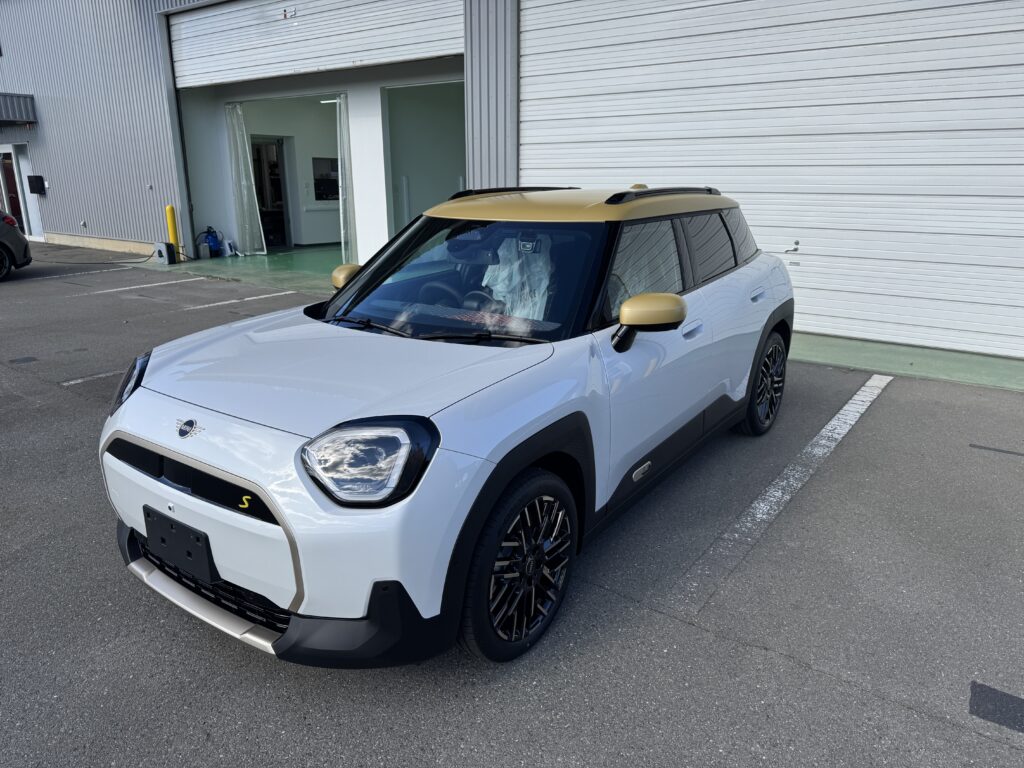 MINI エースマン J05のルーフとドアミラーをマットゴールドにラッピングした完成車両のフロント斜めからの写真