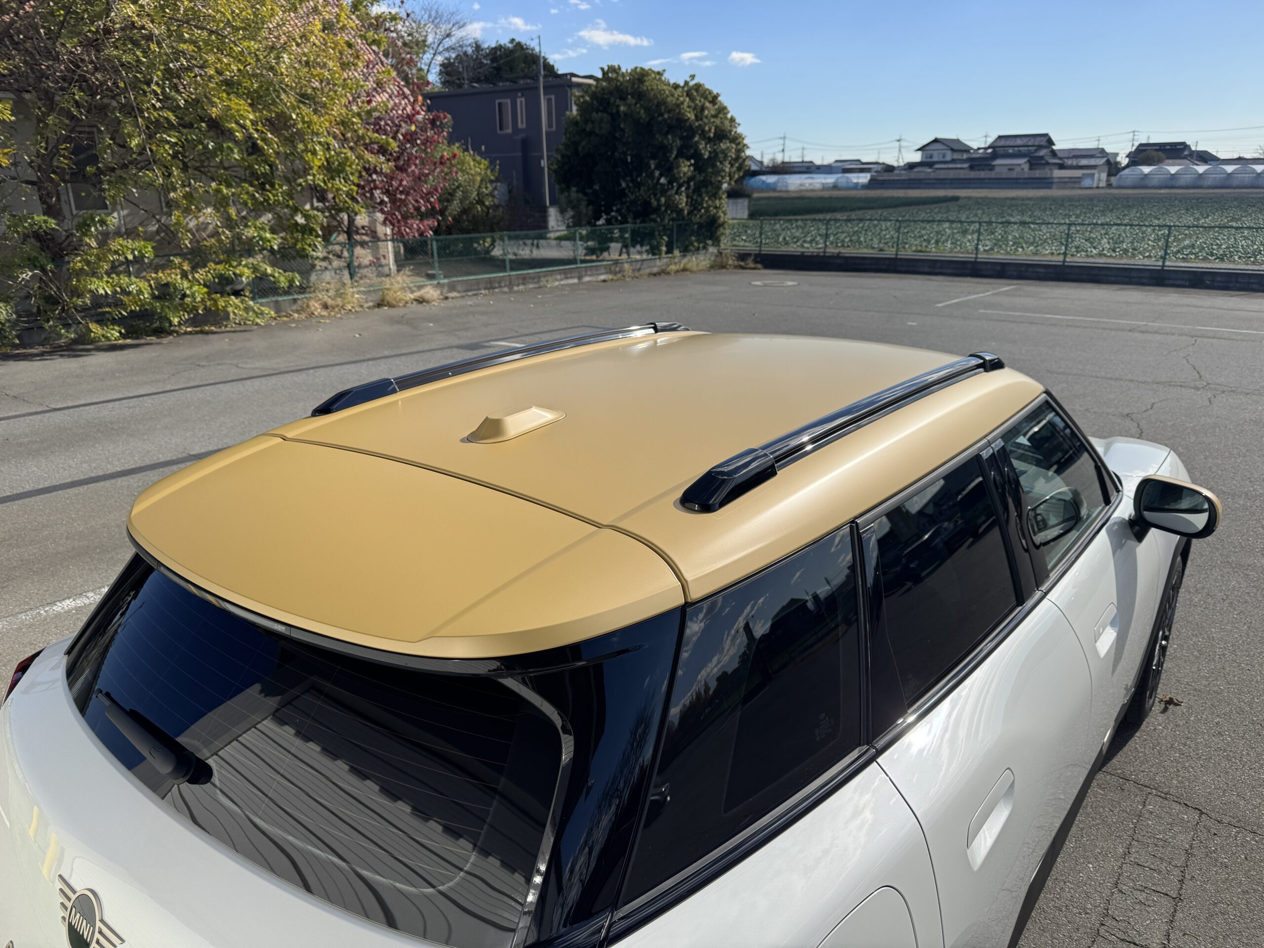 屋外で撮影したMINI エースマン J05のマットゴールドルーフの完成状態