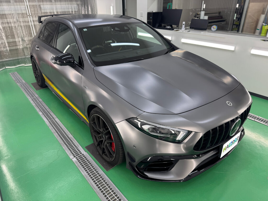 黄色いサイドデカールが入ったメルセデスAMG A45 Sの施工前の全景
