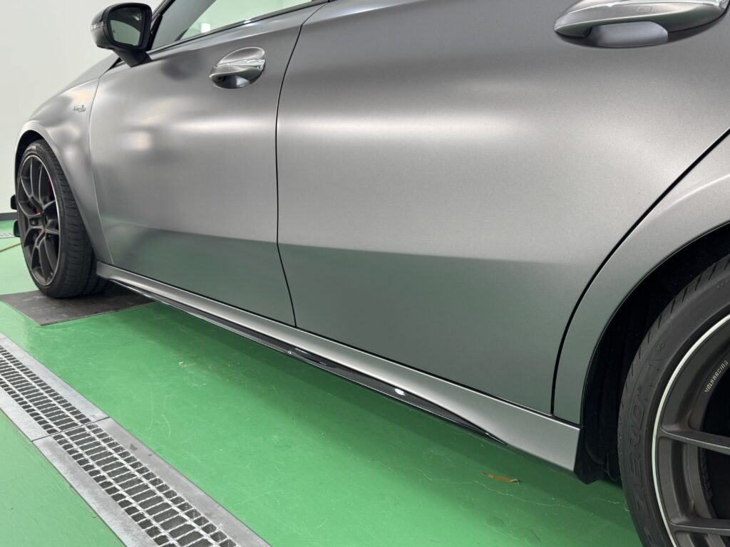 メルセデスAMG A45 Sの既存サイドデカールを剥がした状態