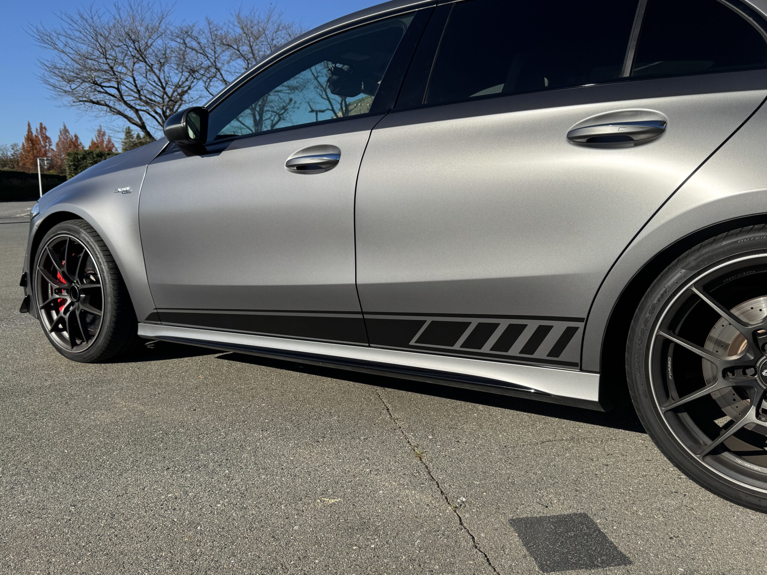 メルセデスAMG A45 Sのサイドデカールをブラックに貼り替えた完成車両