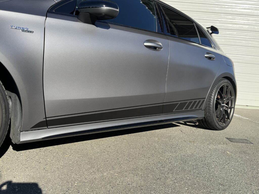 Mercedes-AMG A45 Sのサイドデカールをブラックに貼り替えた完成車両