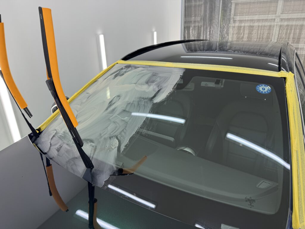 メルセデス・ベンツ C200のフロントガラスに付着した油膜を除去する施工前の下地処理