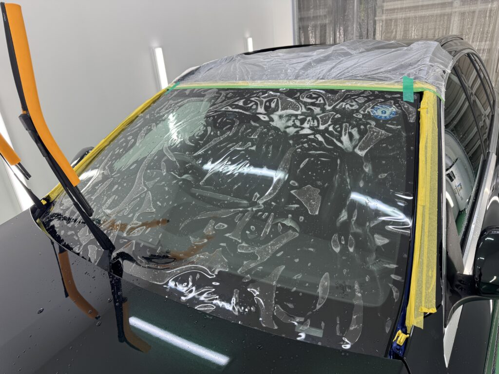メルセデス・ベンツ C200のフロントガラスにXPEL PETプロテクションフィルムを貼り付けている様子