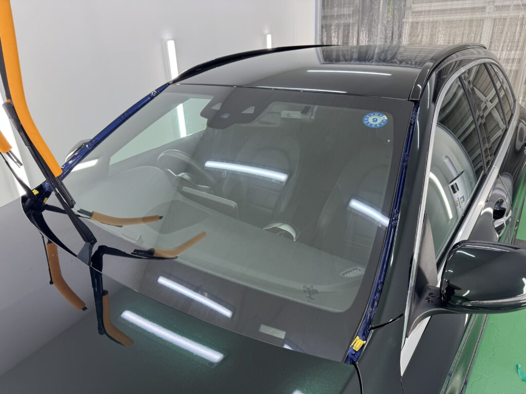 XPEL PETガラスプロテクションフィルムを施工したメルセデス・ベンツ C200のフロントガラス